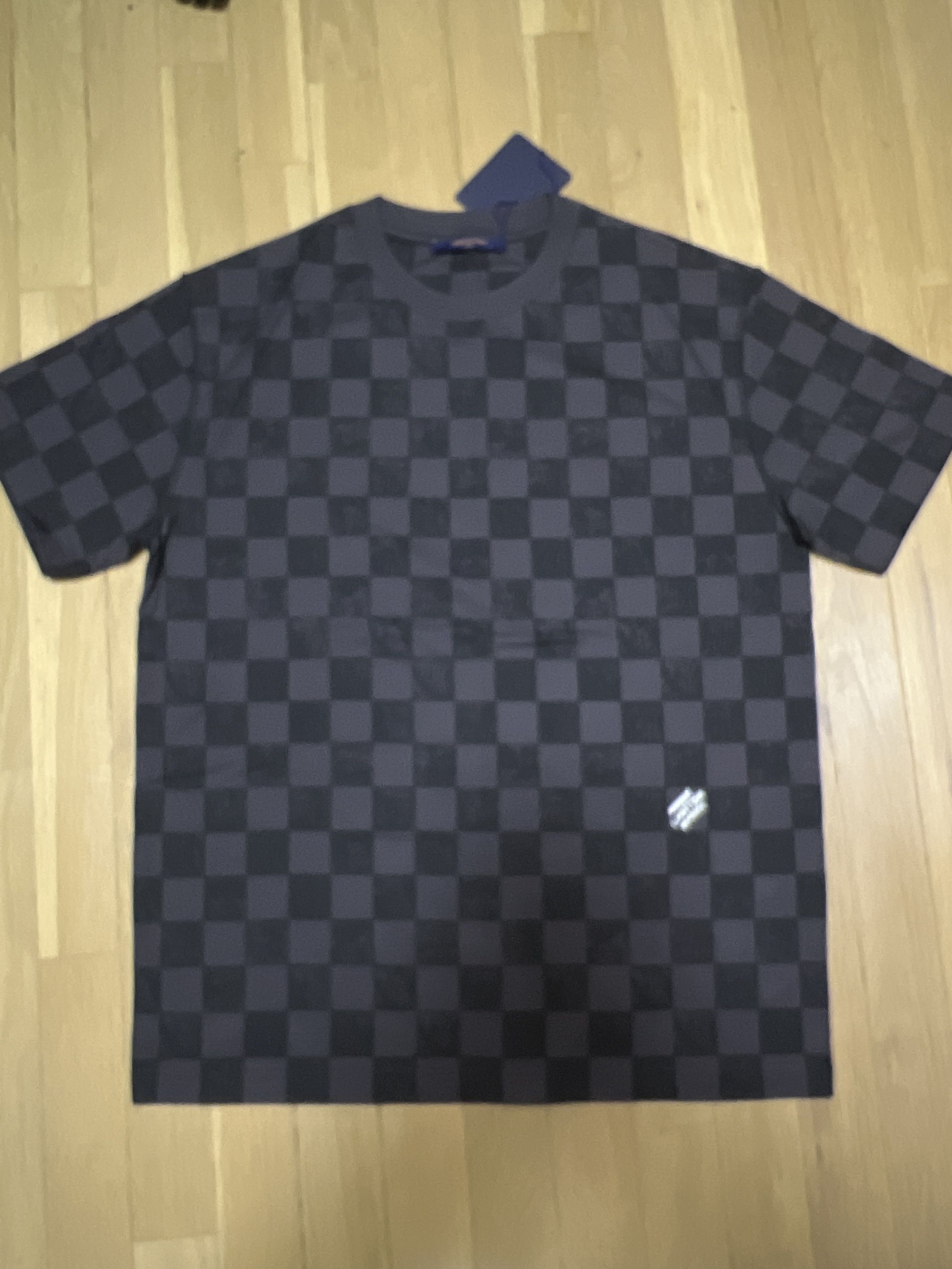Louis Vuitton LV Damier Spread Long-Sleeved Shirt, Men's Fashion, Coats,  Jackets and Outerwear on Carousell