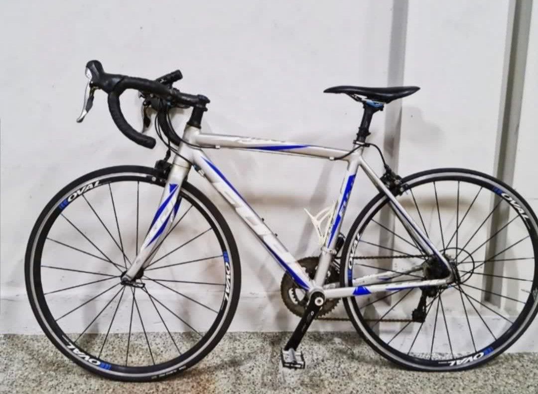 Must Go Fuji Roubaix 1.5 Compact Road Bike Sports Equipment