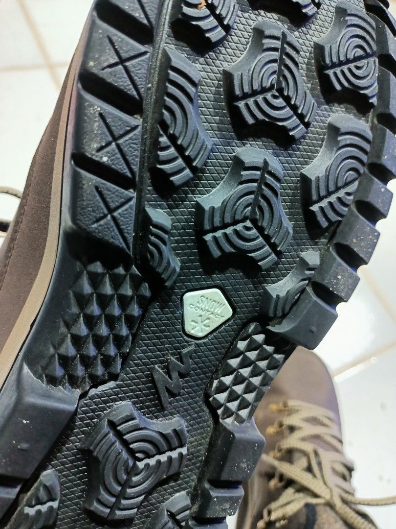 Quechua boots waterproof, Fesyen Pria, Sepatu , Sepatu Boot di Carousell