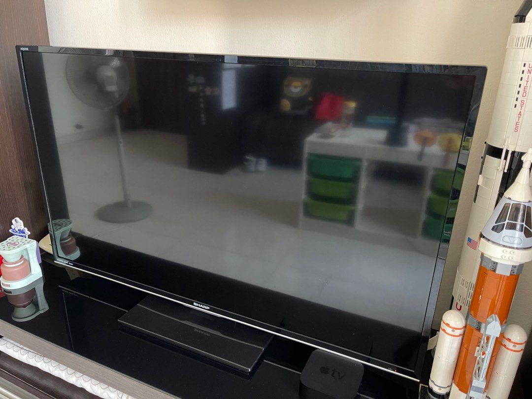 Sharp TV (Category: TV) located in Singapore. Submitted by halfamazing (Listing ID 1209448317, Image 2). Description: Sharp Aquos LC-39LE440M 39 inch LCD.