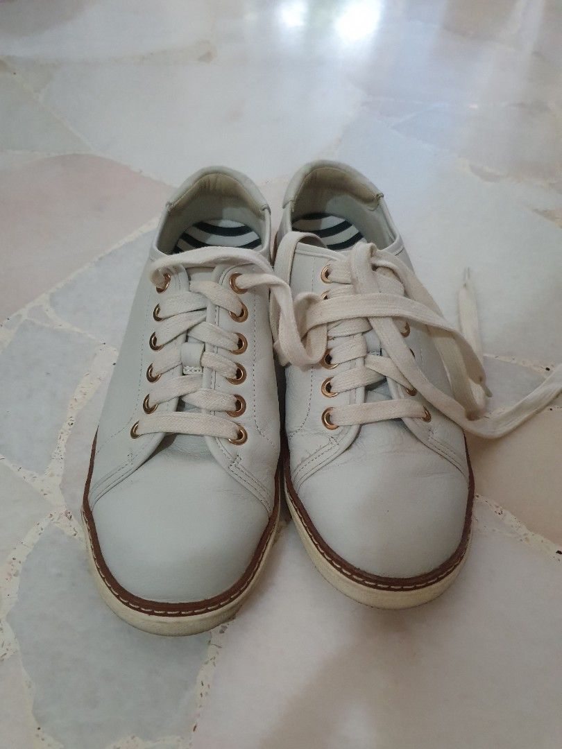 White shop vionic sneakers