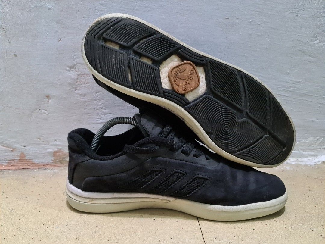 Adidas dorado boost Fesyen Pria Sepatu Sneakers di Carousell