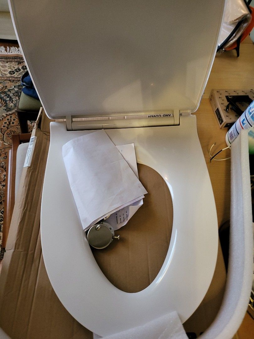 American standard signature seat and cover, Everything Else on Carousell