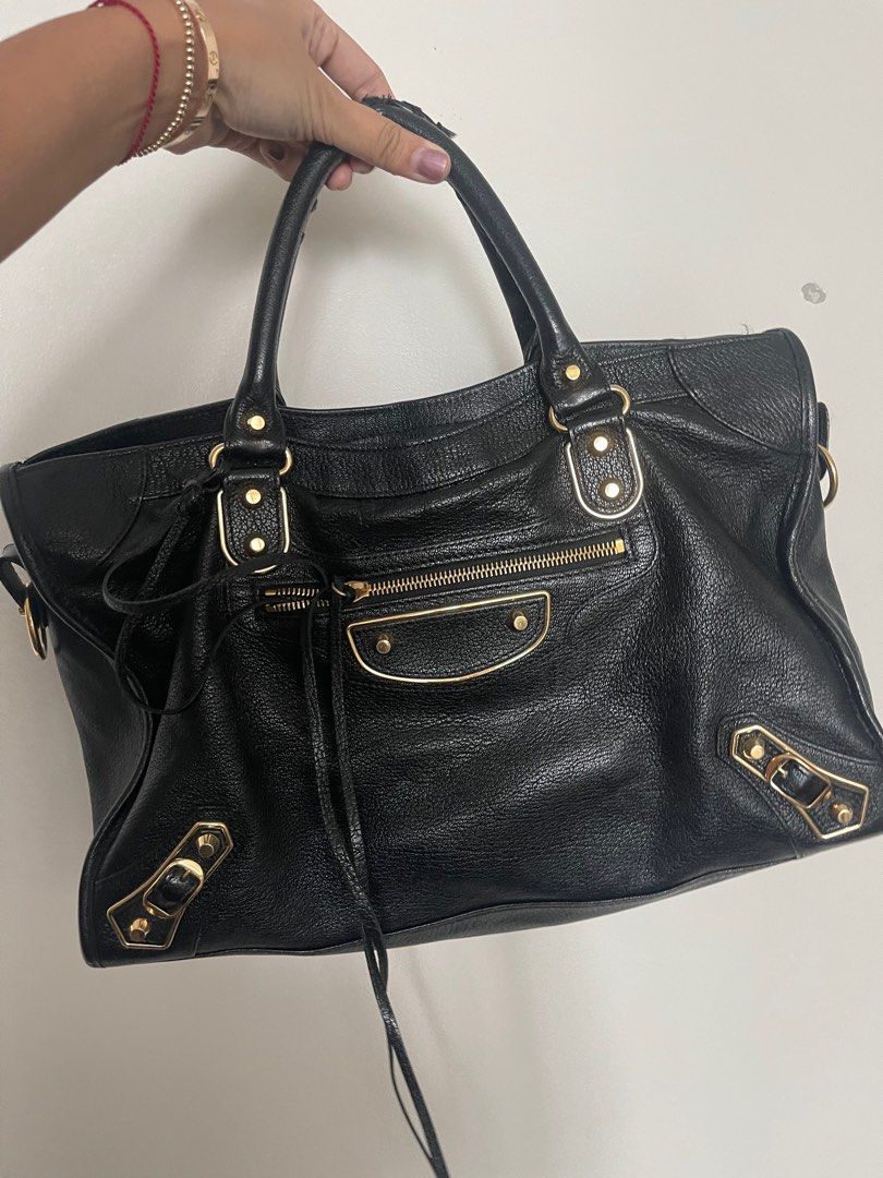 Balenciaga city bag Metallic edge (Category: Luxury Bags & Wallets) located in Makati City. Submitted by darlindeal (Listing ID 1209671377, Image 3). Description: .