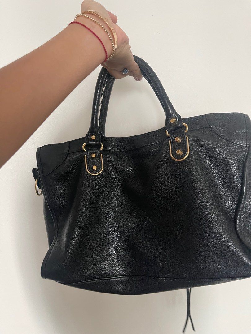 Balenciaga city bag Metallic edge (Category: Luxury Bags & Wallets) located in Makati City. Submitted by darlindeal (Listing ID 1209671377, Image 2). Description: .