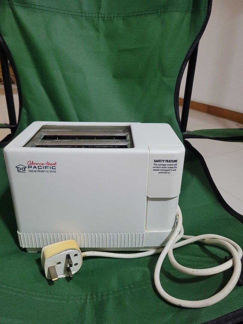 bread toaster (Category: Ovens & Toasters) located in Singapore. Submitted by ecbftay (Listing ID 1209826504, Image 1). Description: declutter. Still in working condition..