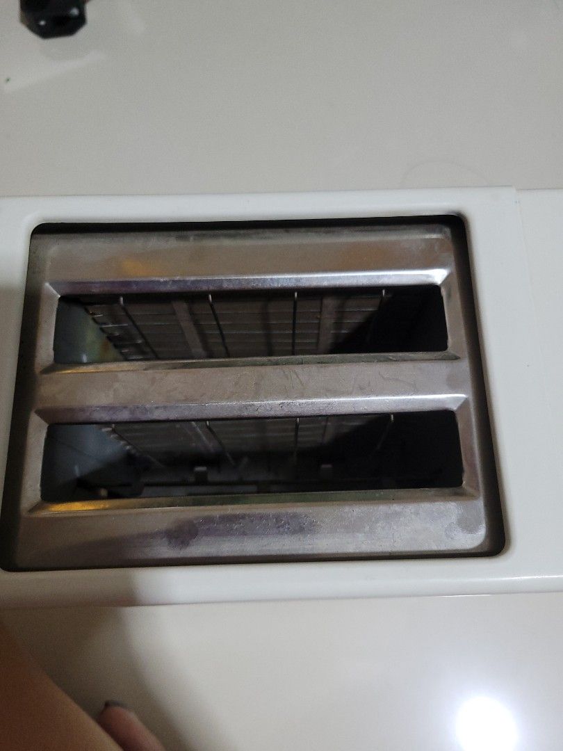bread toaster (Category: Ovens & Toasters) located in Singapore. Submitted by ecbftay (Listing ID 1209826504, Image 3). Description: declutter. Still in working condition..