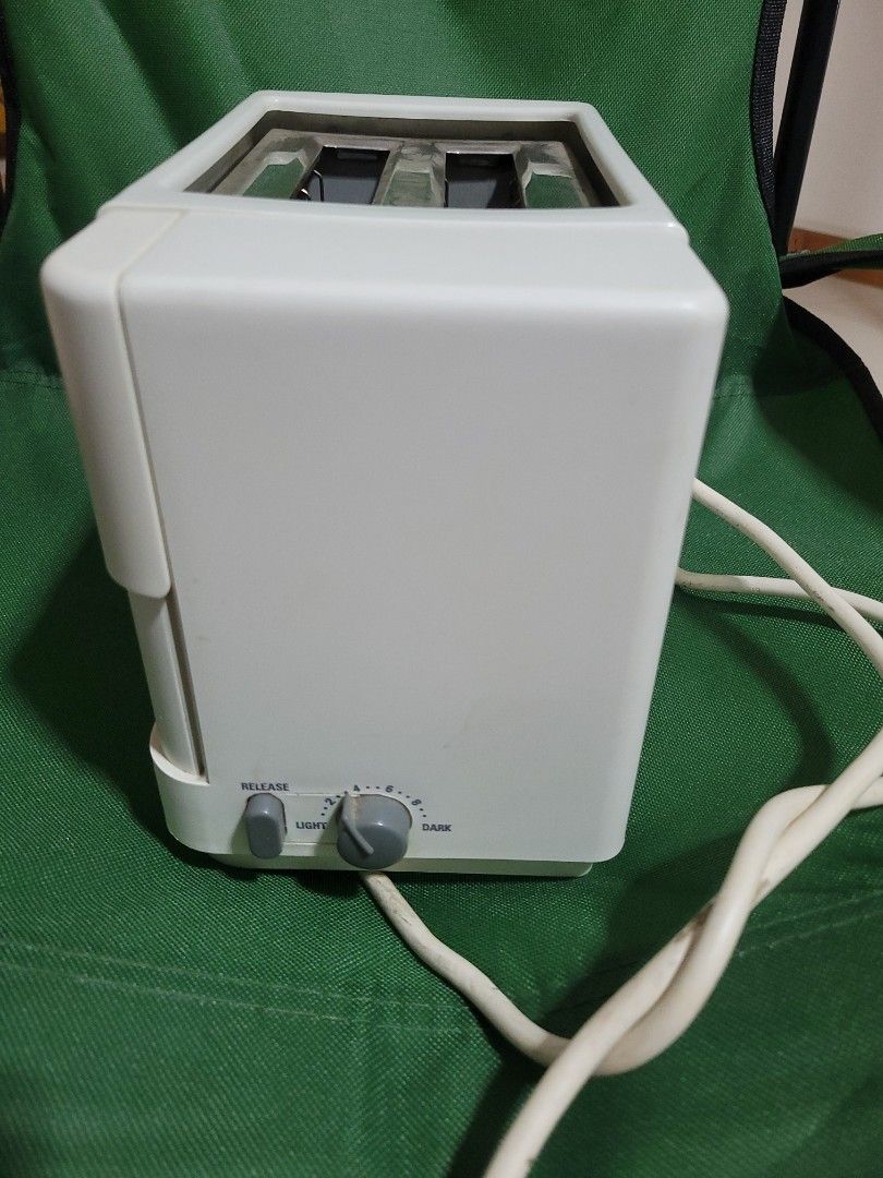 bread toaster (Category: Ovens & Toasters) located in Singapore. Submitted by ecbftay (Listing ID 1209826504, Image 2). Description: declutter. Still in working condition..