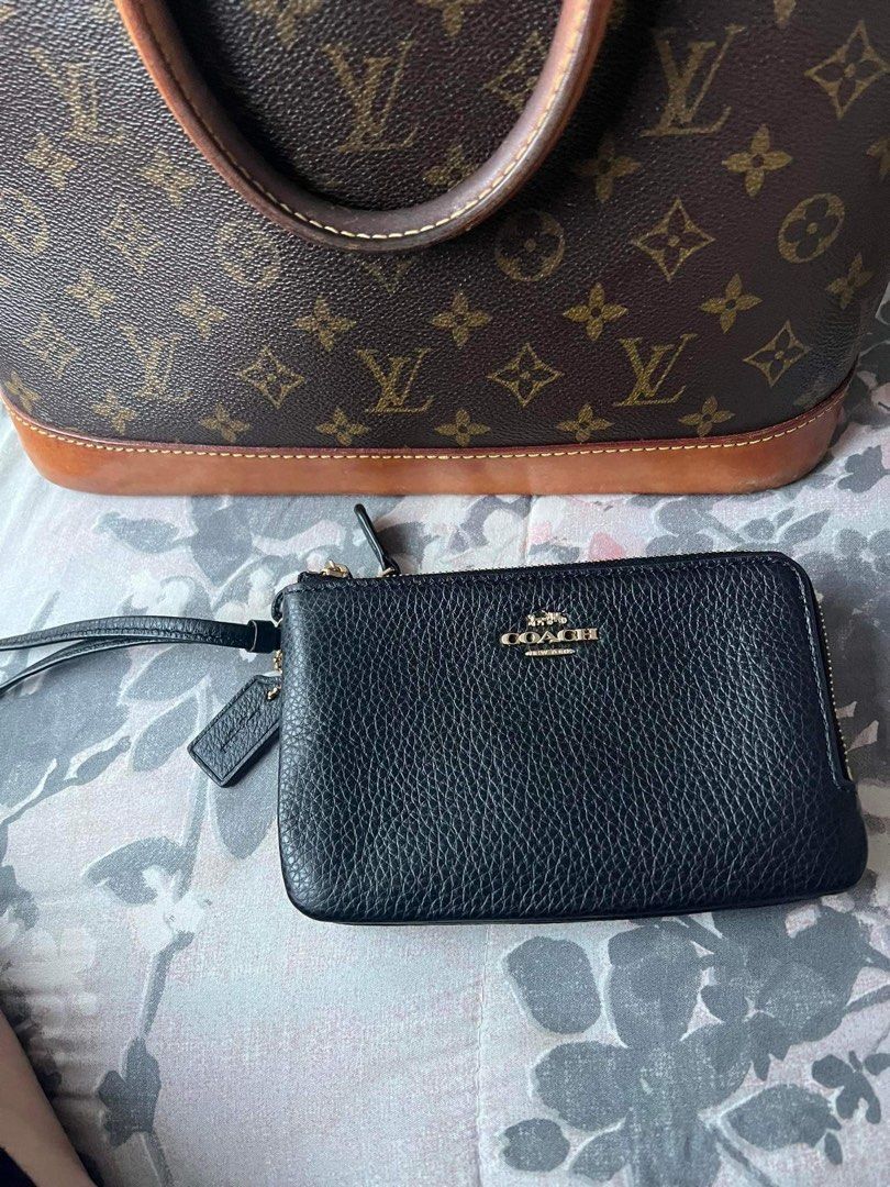 Coach Original double zip wristlet (Category: Luxury Bags & Wallets) located in San Pedro. Submitted by anne.christia.abaigar (Listing ID 1209742750, Image 1). Description: .