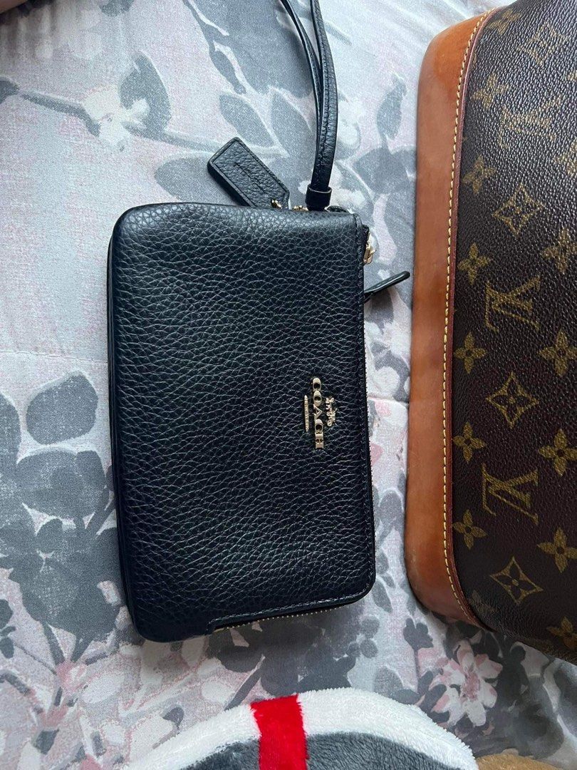 Coach Original double zip wristlet (Category: Luxury Bags & Wallets) located in San Pedro. Submitted by anne.christia.abaigar (Listing ID 1209742750, Image 2). Description: .