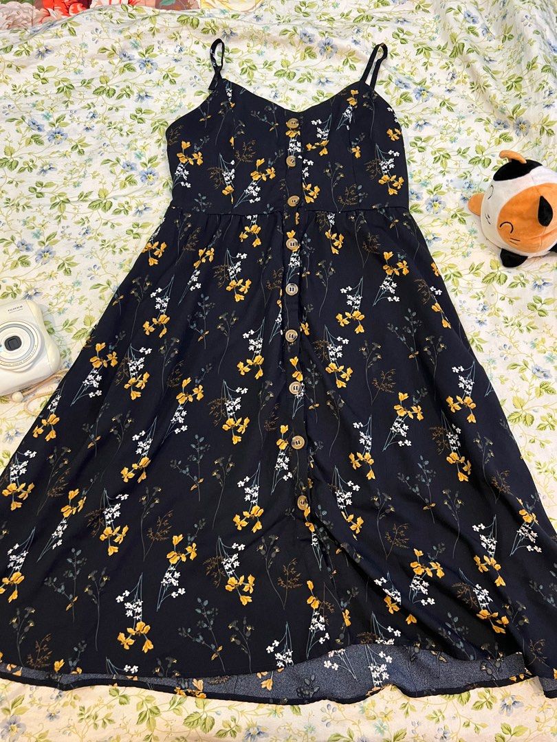 GTWFAB Floral Dress (Category: Dresses) located in Makati City. Submitted by ellegy (Listing ID 1209772291, Image 1). Description: Still sparks joy but doesn’t fit me anymore 😫.