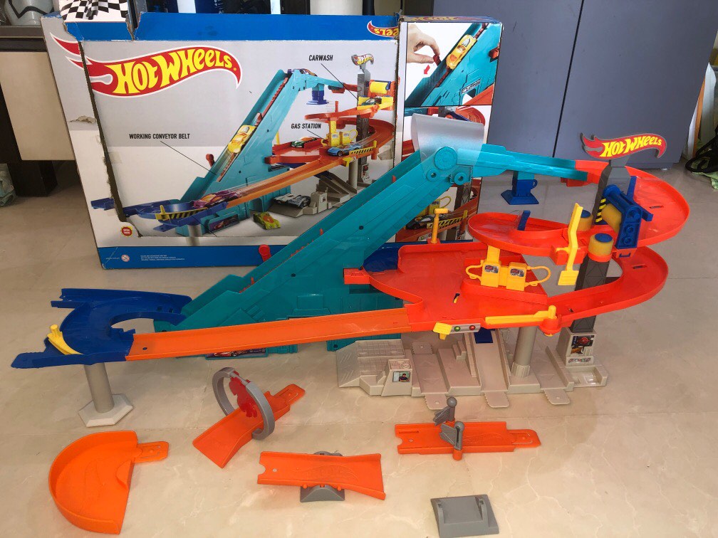 Hot wheels top motorized mega garage