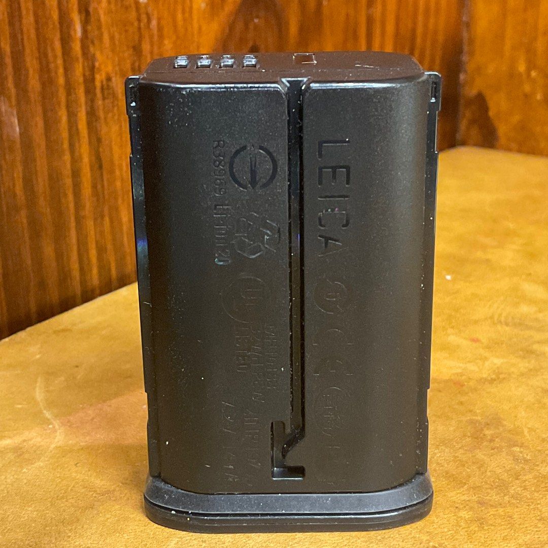 leica-q2-sl-battery-charger-1-battery-with-box-photography