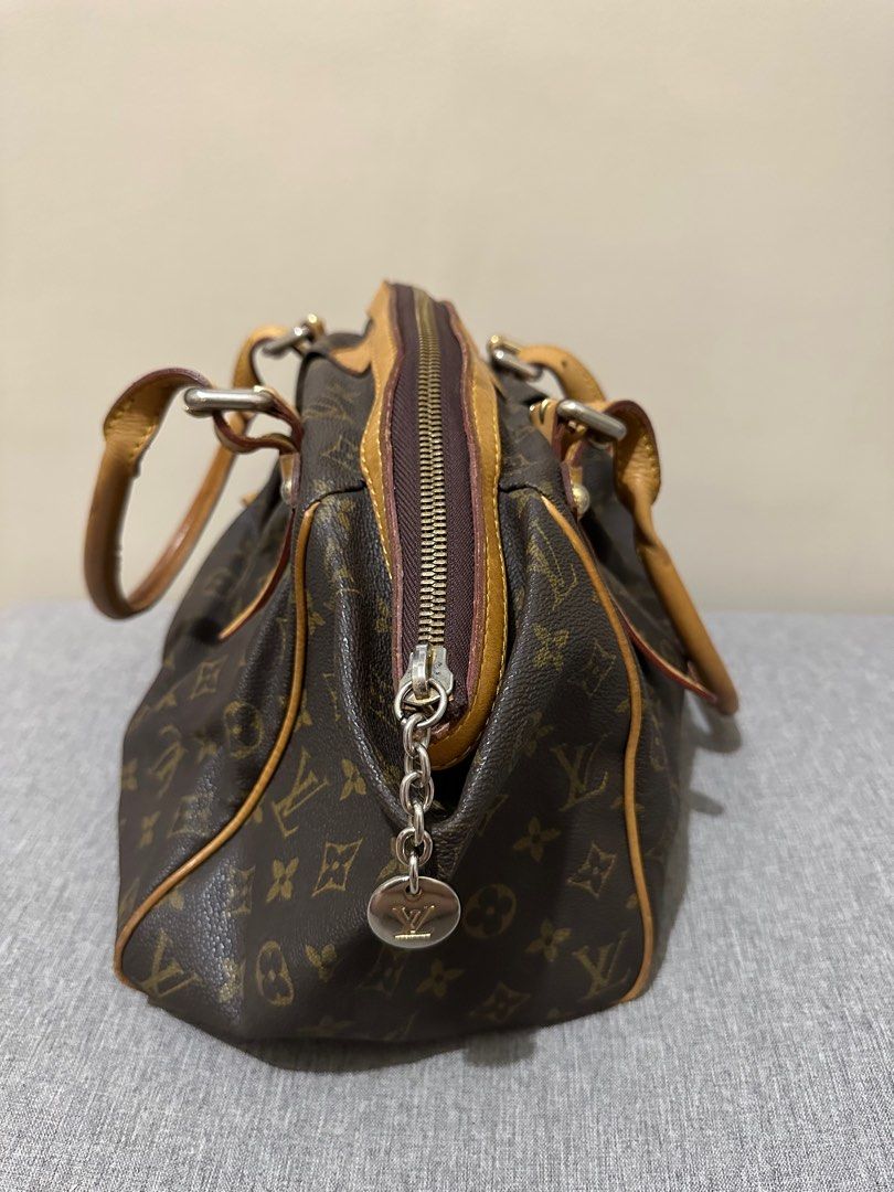 Louis Vuitton Tivoli GM (Category: Luxury Bags & Wallets) located in Paranaque City. Submitted by sofya07 (Listing ID 1209814719, Image 3). Description: - Previously owned and was pre-handed to me - Original with code - Interior is in good condition - No rip, no tear and no holes - Signs of usage - No more inclusions.
