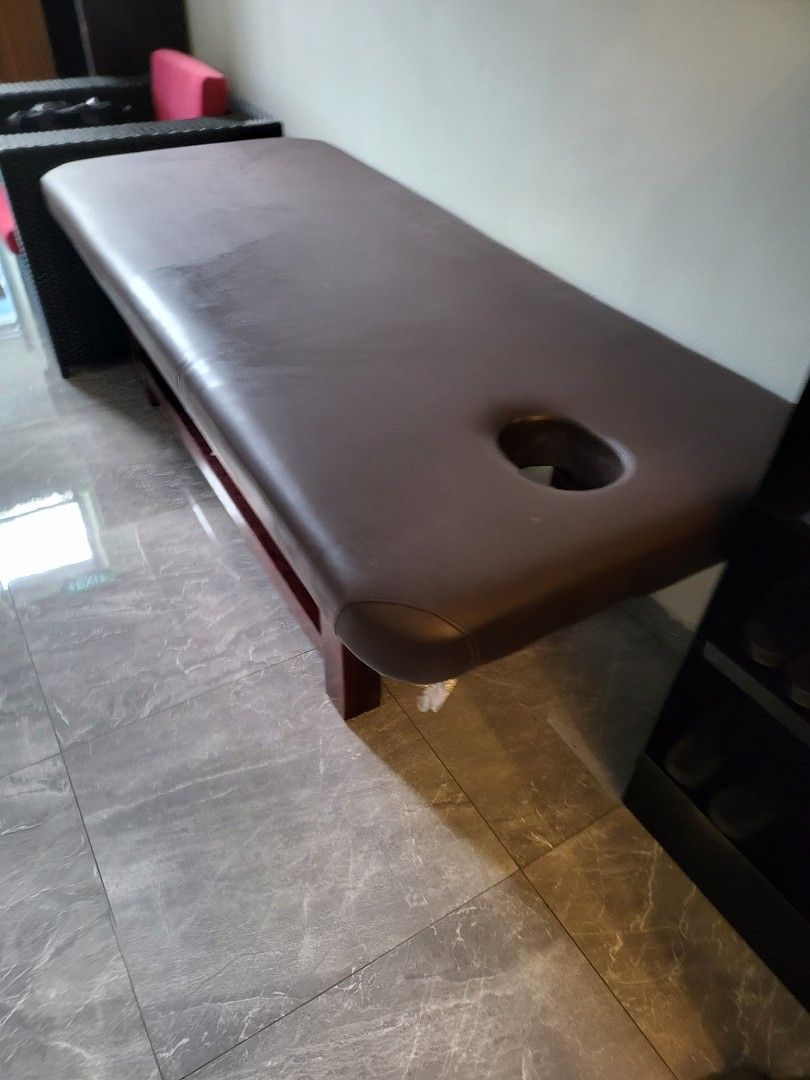 Massage Bed for Sale (9/10) Condition, Health & Nutrition, Massage
