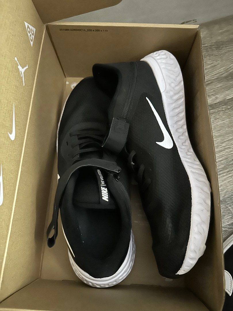 revolution 5 flyease sneaker