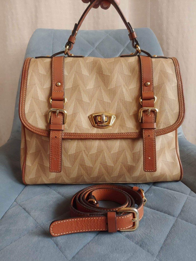 Nina Ricci Kelly type 2 way (Category: Luxury Bags & Wallets) located in Cagayan de Oro. Submitted by borse_de_amore (Listing ID 1209721069, Image 2). Description: Nina Ricci Kelly type 2 way Rank AB signs of use and Minor crack under flap sa Right side hndi halata. Malinis interior. Medium size with orig long strap. 🏷1,680 MOP: 🚫No Shopee Checkout 🚫 Gcash BDO Shipping: 🚫No COD/COP🚫 Flash Express I also give discounts for Bundled items. Happ