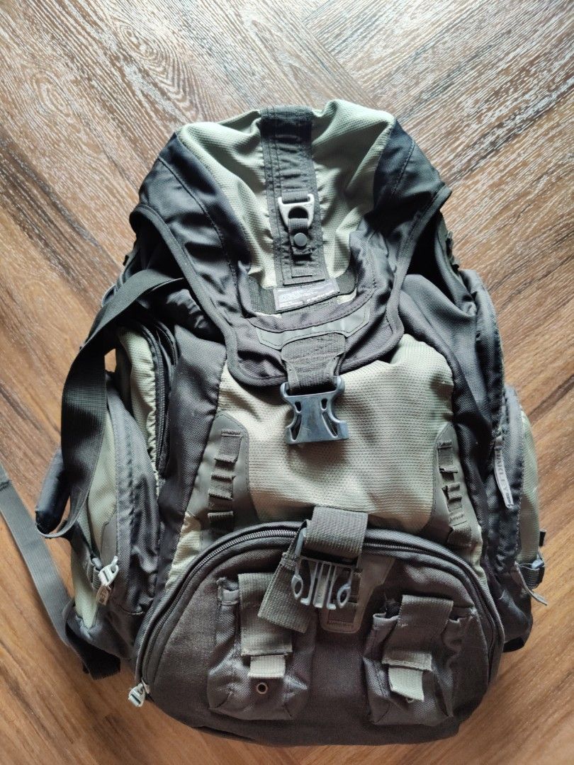 Oakley Tactical Field Gear Surfers' Backpack!, Men's Fashion, Bags,  Backpacks on Carousell