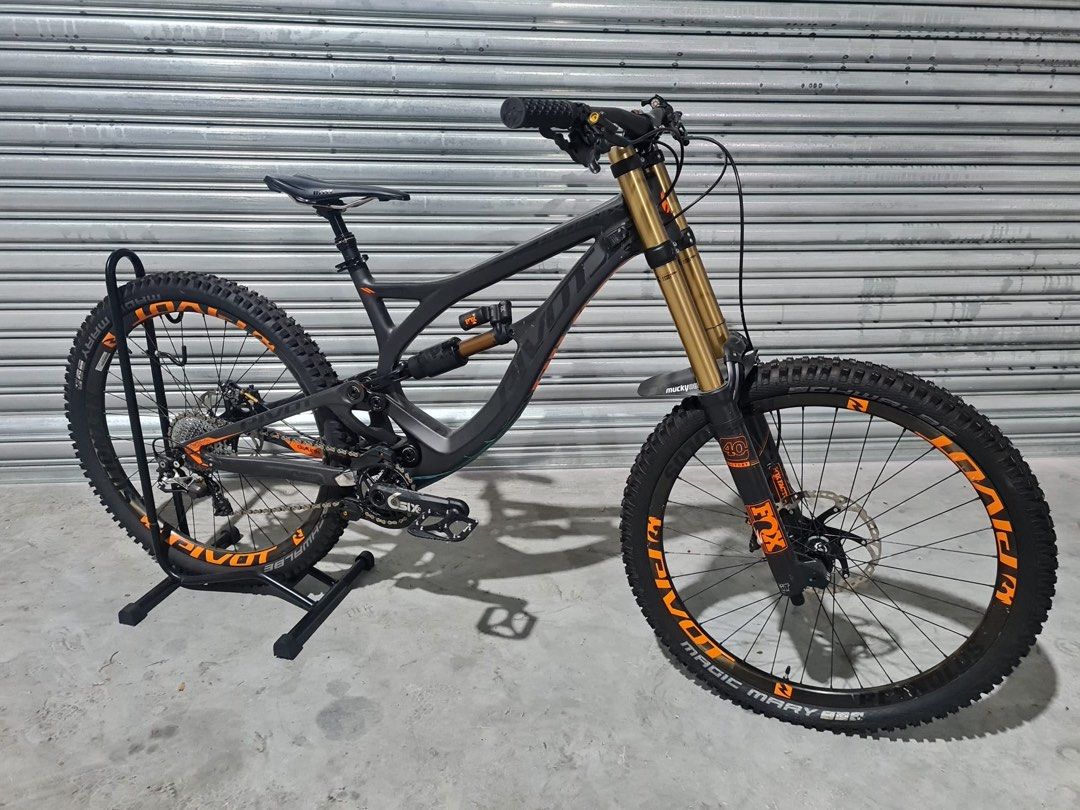 Pivot online phoenix carbon