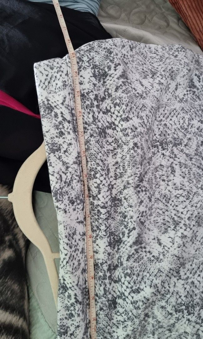 Plus size printed pencil skirt (Category: Skirts) located in Quezon City. Submitted by averyav (Listing ID 1209764814, Image 2). Description: Plus size printed pencil skirt Bought on shopee for P149 Used once only, good as new! RFS: not fit to my body type.