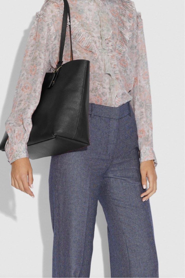 Central tote with shop signature canvas blocking