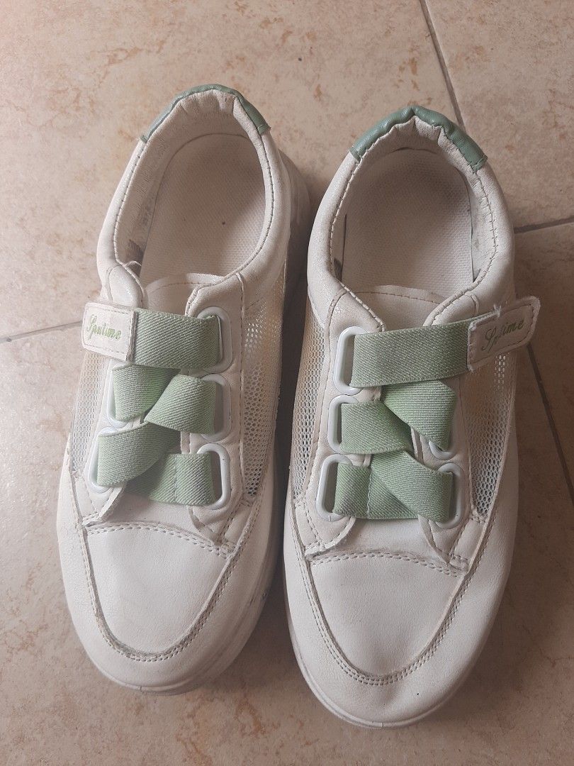 Spatu jalan, Fesyen Wanita, Sepatu di Carousell