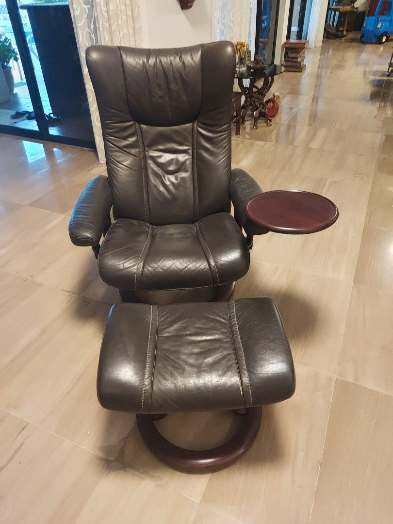 Stressless recliner with swivel side table and footrest, Furniture