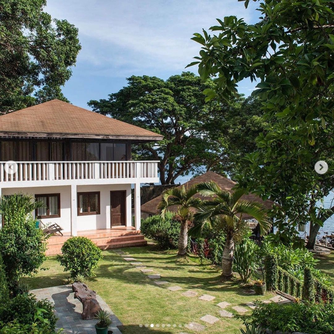 White Sand Beachfront Resthouse in Batangas (Category: House & Lot) located in Mandaluyong City. Submitted by Kuaima_Realty (Listing ID 1209729429, Image 3). Description: White Sand Beachfront Resthouse in Batangas 📍Location: San Teodoro, Batangas - Floor Area: 1080 SQM - Lot Area – 1,700 SQM - Main house - Guest house Details: - 3 ensuite bedrooms - spacious patio - sea view balcony - garden Guest House - 2 storey - 2 Bedroom with own B&T - Fam