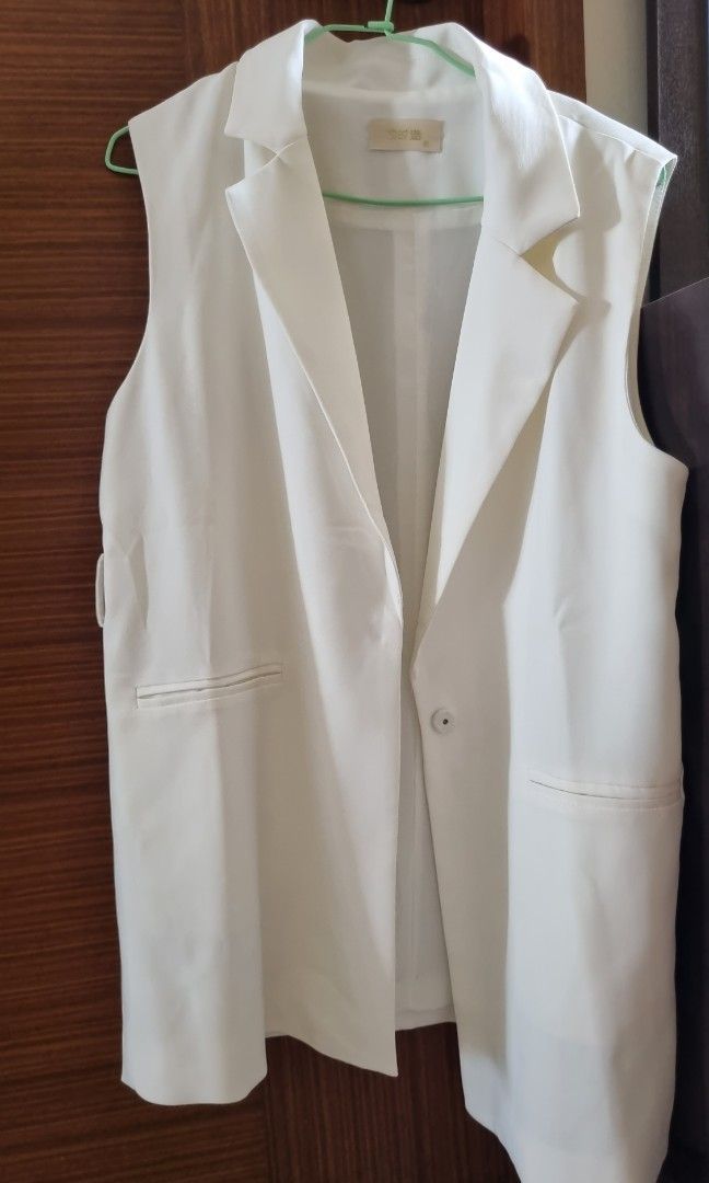 White sleeveless top blazer