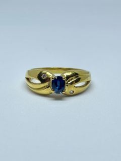 18 karat oval shaped blue sapphire