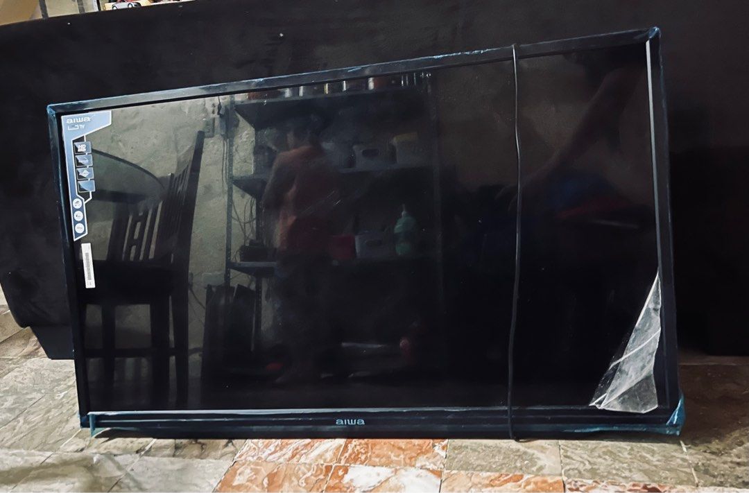 Aiwa 40” HD LED TV (Category: TV) located in Quezon City. Submitted by onthespotstore (Listing ID 1209936370, Image 1). Description: Aiwa 40” TV LED tv May plastic cover pa yung mismong screen Japan technology Issue: Universal remote lang kasama kasi Hindi ko mahanap yung remote since naglipat kasi kami Rfs: decluttering .