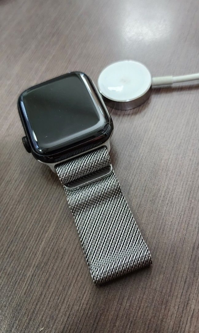 Apple watch space grey outlet with silver milanese loop