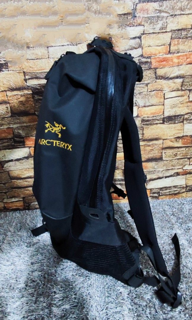 ARCTERYX ARRO 22 BACKPACK (waterproof), Men's Fashion, Bags, Backpacks
