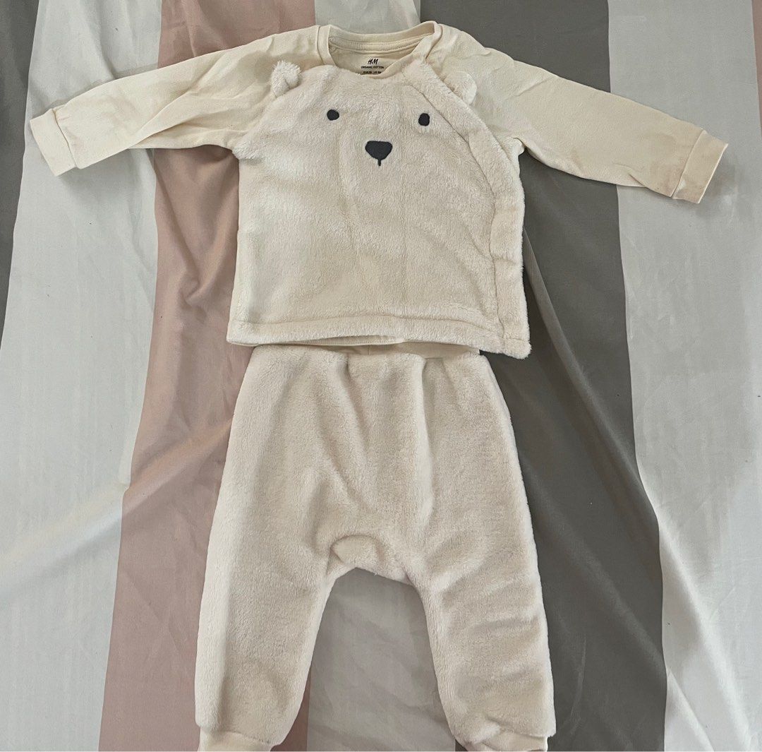 Baby terno (H&M brand) (Category: Babies & Kids Fashion) located in Makati City. Submitted by akimoie (Listing ID 1209874299, Image 1). Description: Still in excellent condition Size 6-9 mos Soft cloth.