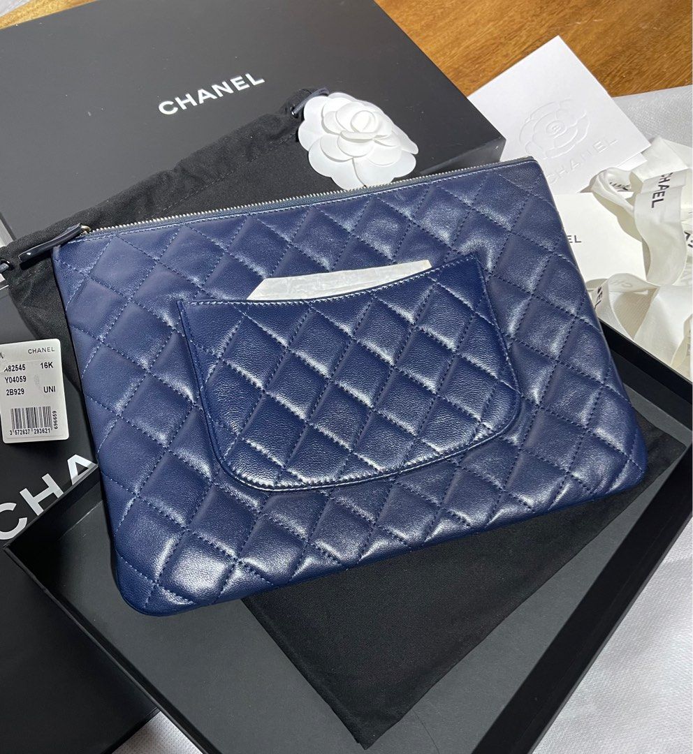 Chanel clutch o case FAST DEAL 900, Luxury, Bags & Wallets on Carousell