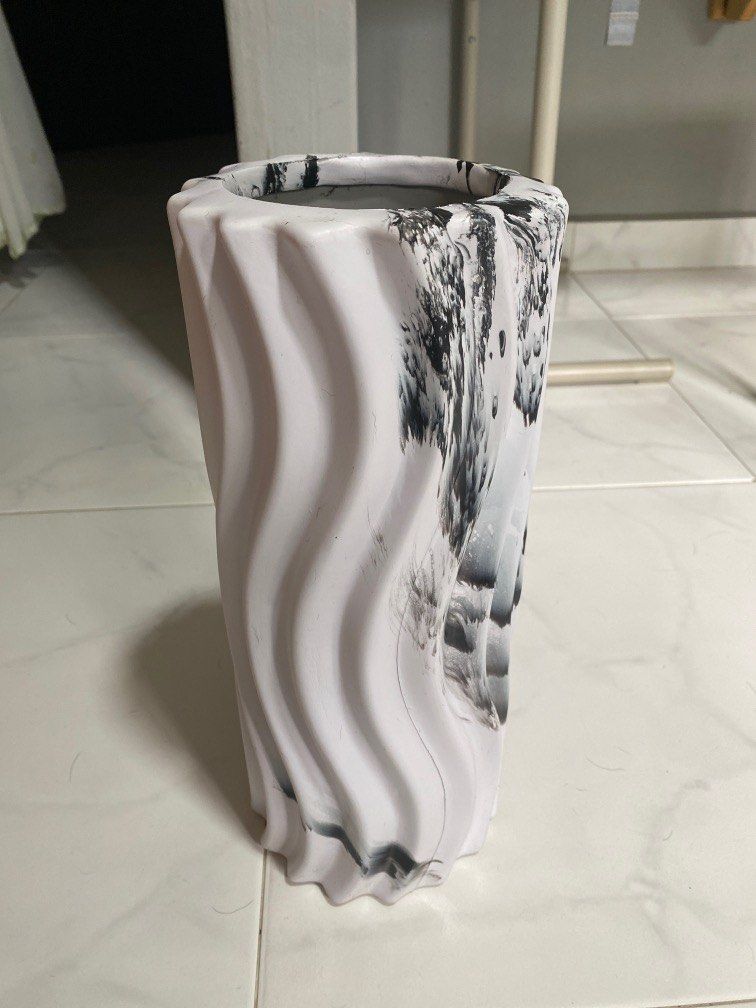 Foam roller (Category: Toning & Stretching Accessories) located in Singapore. Submitted by 2brokegals (Listing ID 1209895721, Image 1). Description: Width 15cm Height 33cm .