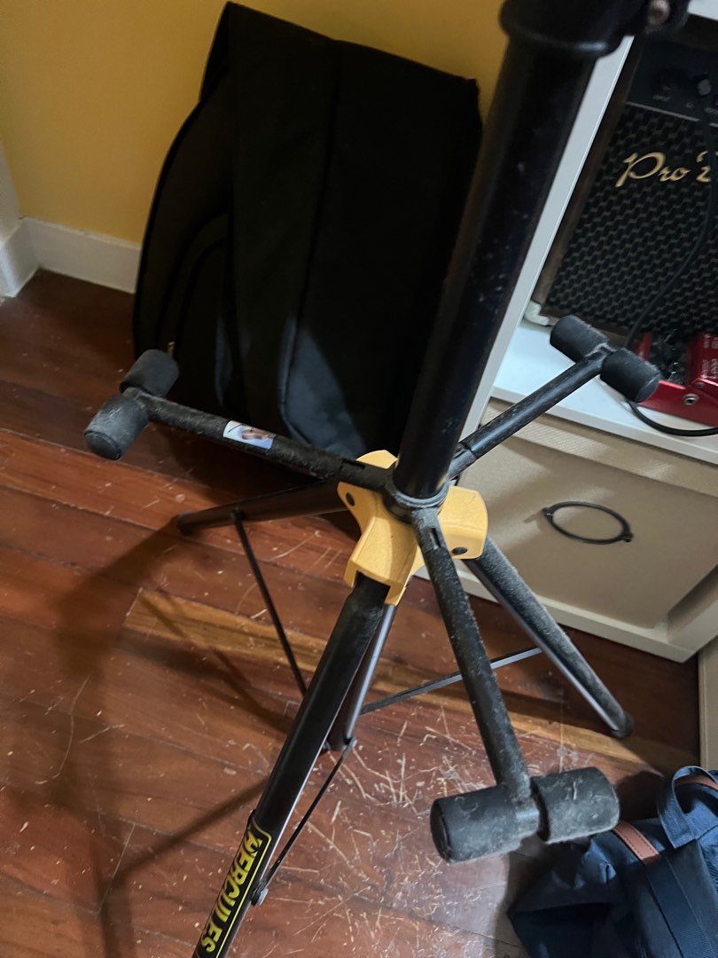 Hercules 6 guitar stand, Hobbies & Toys, Music & Media, Music