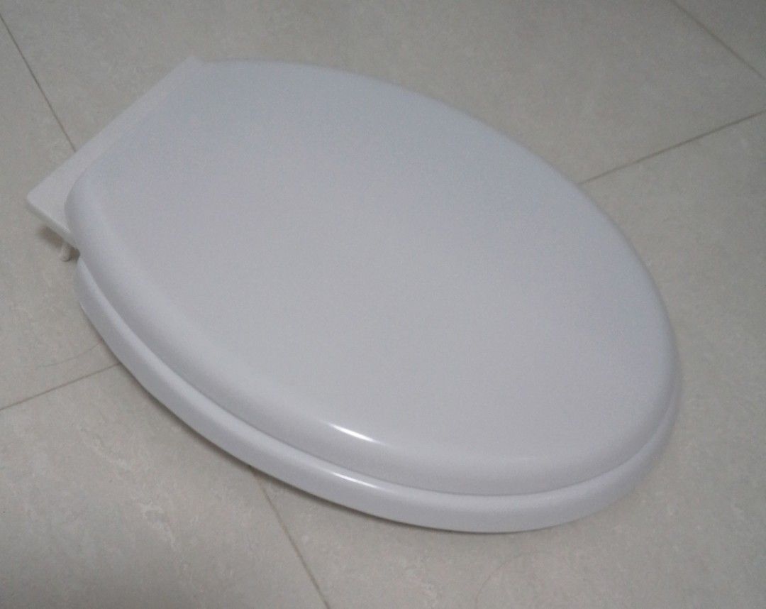 New toilet seat, Furniture & Home Living, Bathroom & Kitchen Fixtures