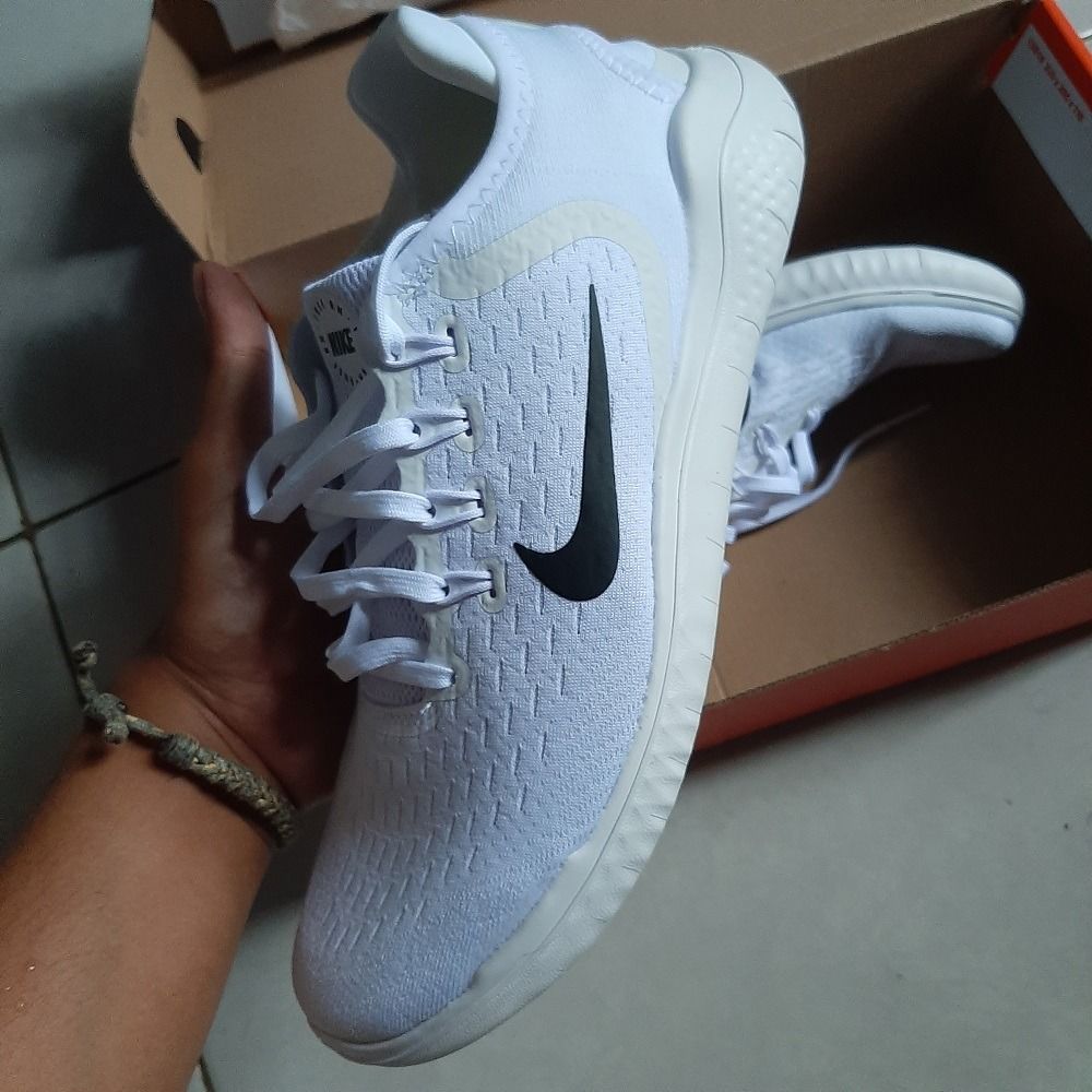 white flyknit free run