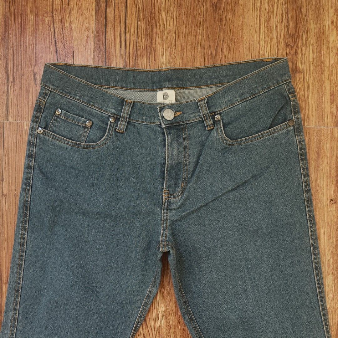 [preloved] bench denim jeans straight cut size 34 (Category: Jeans) located in Antipolo. Submitted by krishasaints (Listing ID 1209949437, Image 2). Description: ▪️size: 34 in waist ▪️color: denim ▪️condition: 10/10 💖 (stretchy, sturdy denim, lightweight, very comfy) ▪️rfs: decluttering, weight loss 🥹 ▪️mop: Gcash/BPI.