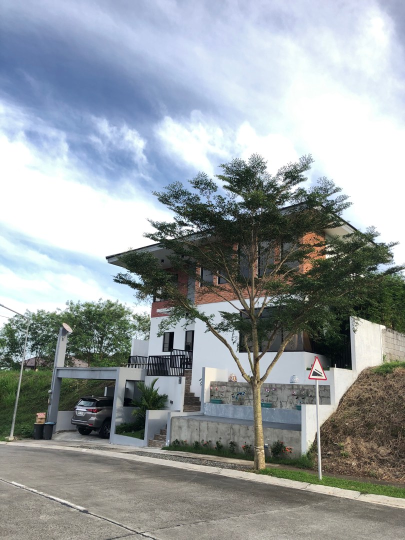 South Forbes Mansions Very Near Golf Course House and Lot for Sale