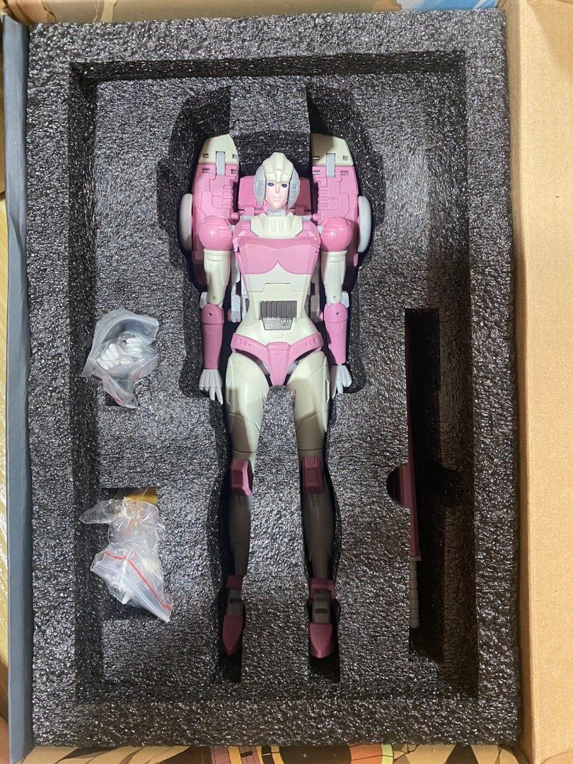 Toyworld Twm06 Leia Arcee Transformer Arcee Mp scale, Hobbies & Toys
