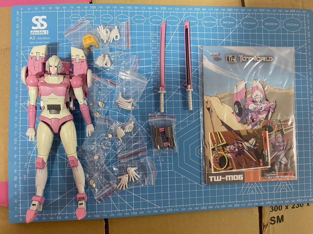 Toyworld Twm06 Leia Arcee Transformer Arcee Mp scale, Hobbies & Toys