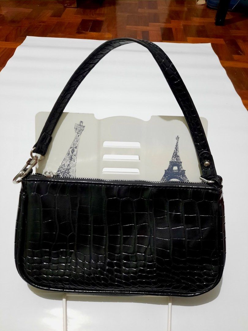 2009s Black Patent Quilted Shoulder Bag