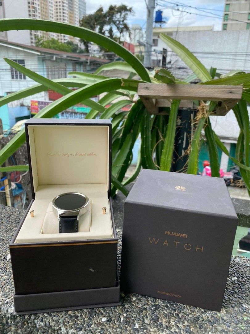 Brand New Huawei Smart Watch NEGOTIABLE Men s Fashion Watches