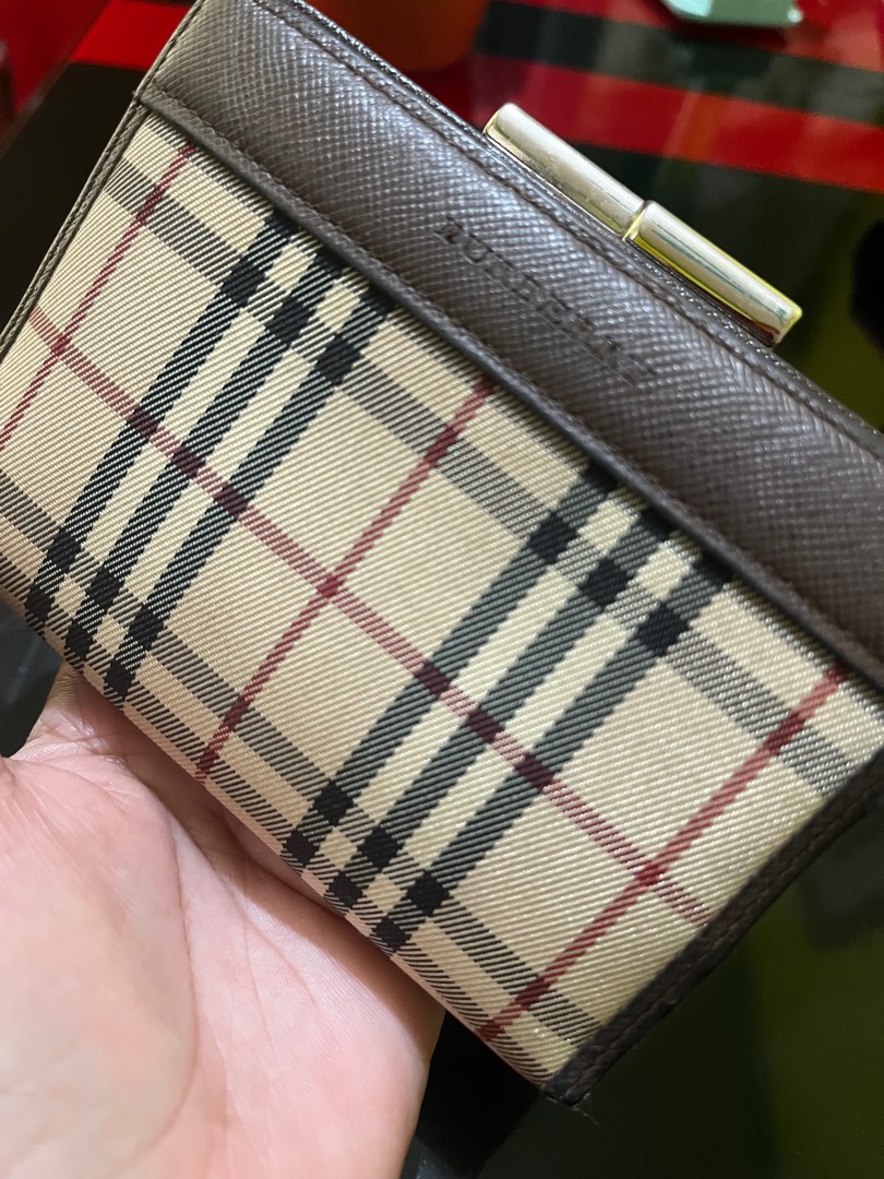 Arriba 37+ imagen do burberry wallets have serial numbers Abzlocal.mx