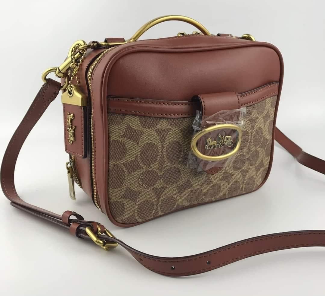 CCH RILEY LUNCHBOX BAG (Category: Luxury Bags & Wallets) located in Batangas. Submitted by Aki.s_Cart (Listing ID 1210172382, Image 3). Description: CCH Riley Lunchbox Bag 7”x5.75”x3” P2,600 + sf Actual photo Mirror Copy.