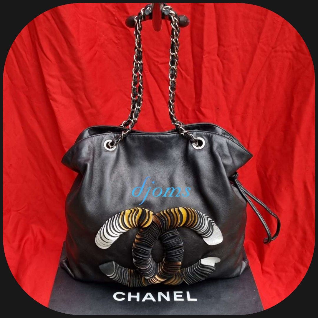 🛑Chanel Disc Bon Bon Black Chain Soft Tote Bag, Luxury, Bags & Wallets on  Carousell