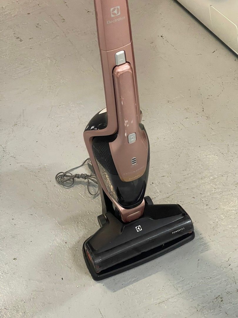 ELECTROLUX ZB3414AK HANDSTICK VACUUM CLEANER (18V) 2IN1 ERGORAPIDO POWERPRO, TV & Home