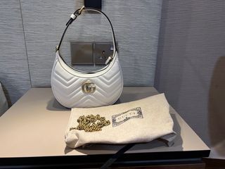 Wear & Tear Update on Gucci marmont Mini + What Fits vs. Chanel Square Mini, elle be